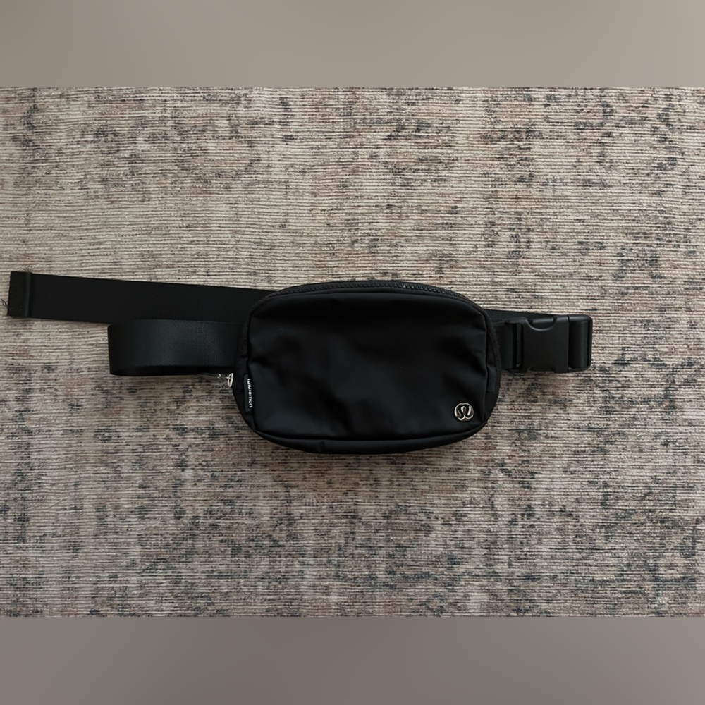 LULULEMON EVERYWHERE BELT BAG 1L